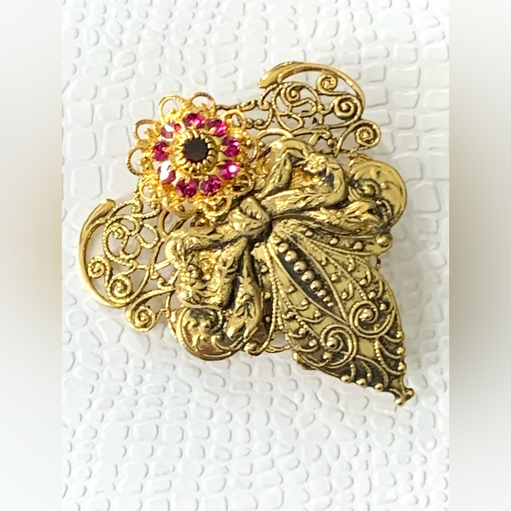 VINTAGE signed JANE DAVIS Gold Tone Rhinestone Brooch